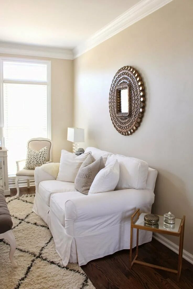 Цвет стен в спальне под покраску. Краска дулюкс скандинавский белый. Кремовый цвет стен. Бежевый цвет стен. Краска benjamin moore в интерьере.