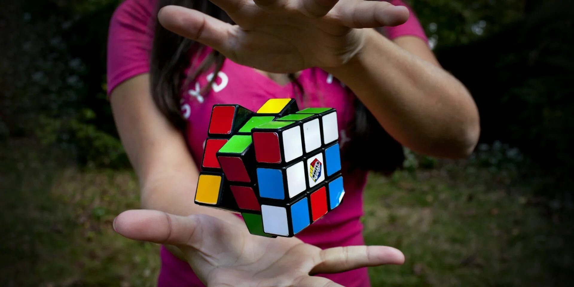 Алиса включи кубики. Кубики рубики. Детский кубик рубик. Человек с кубиком Рубика. Неоновый кубик Рубика.