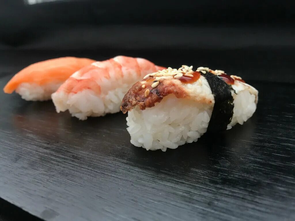 Роллы со свежей рыбой. Суши кит ул. Филадельфия лайт с луком. Сет цунами роллы. Кит суши бийск.