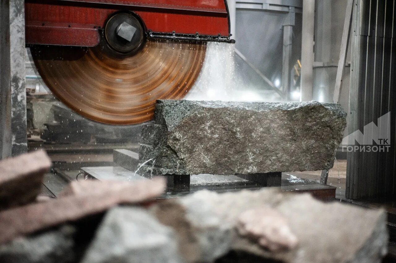 Техники обработки камня. Камнеобработка. Фотосток пыль камнеобработка. Интеркамень Карелия. Карельский камень выставка.