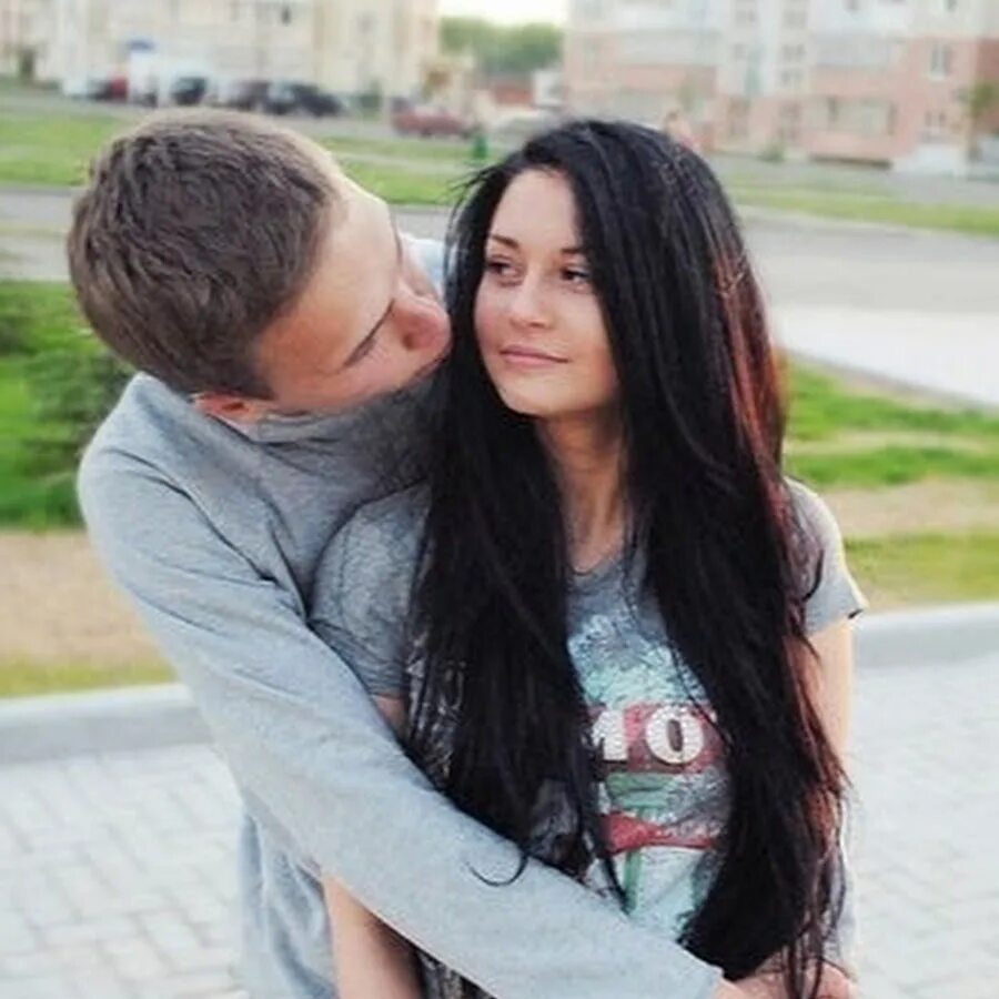 Красивую брюнетку с другом