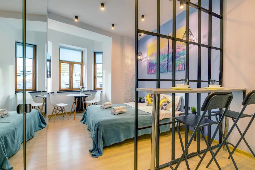 Квартиры в москве живем. Апартаменты. Апартаменты в москоу сити спальня. Скай ривер панорамные окна. Милая квартира.