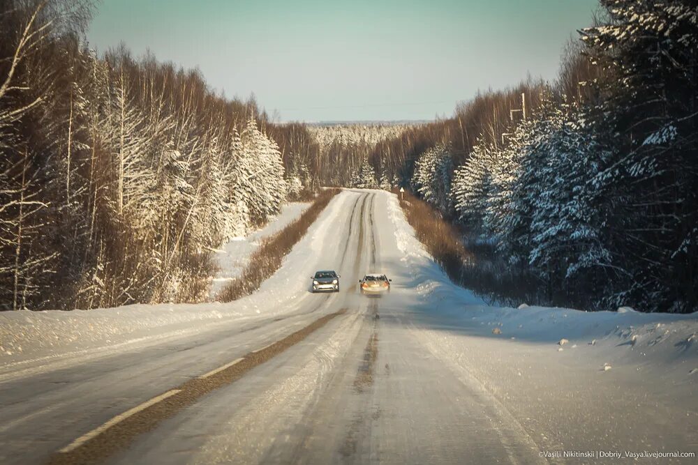 машина зимой. зимняя дорога. машина на дороге. зимняя дорога трасса. зимняя трасса ночью.