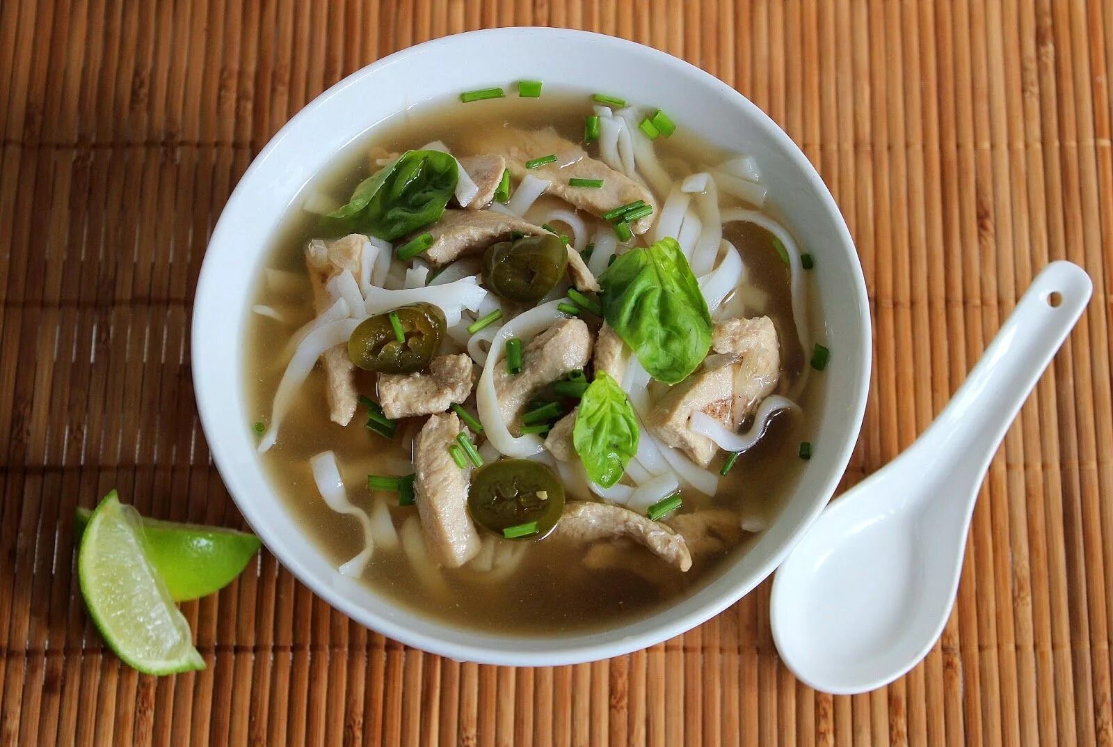 Фо с курицей рецепт. Вьетнамский суп фо бо. Вьетнамский суп фо га. Рисовая лапша фо. Вьетнамская кухня суп фо га.