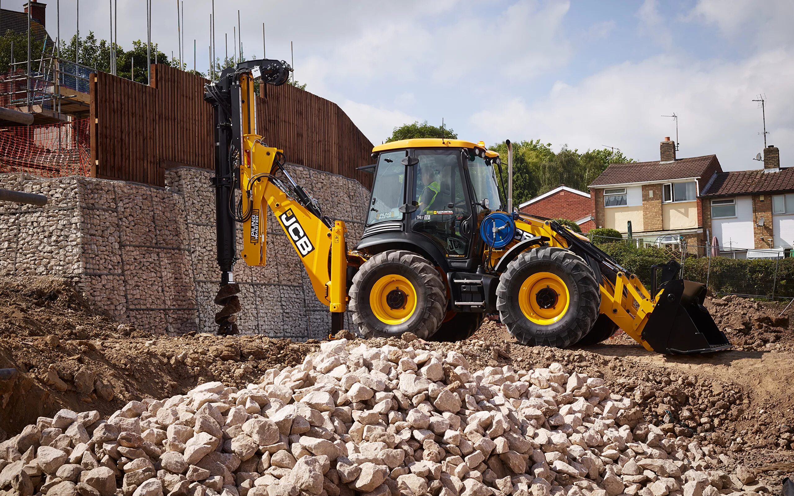 Экскаватор погрузчик катерпиллер земля. Машинист экскаватора-погрузчика jcb 3cx. Jcb 4cx eco. Машинист экскаваторщик. Копка траншеи экскаватором погрузчиком.