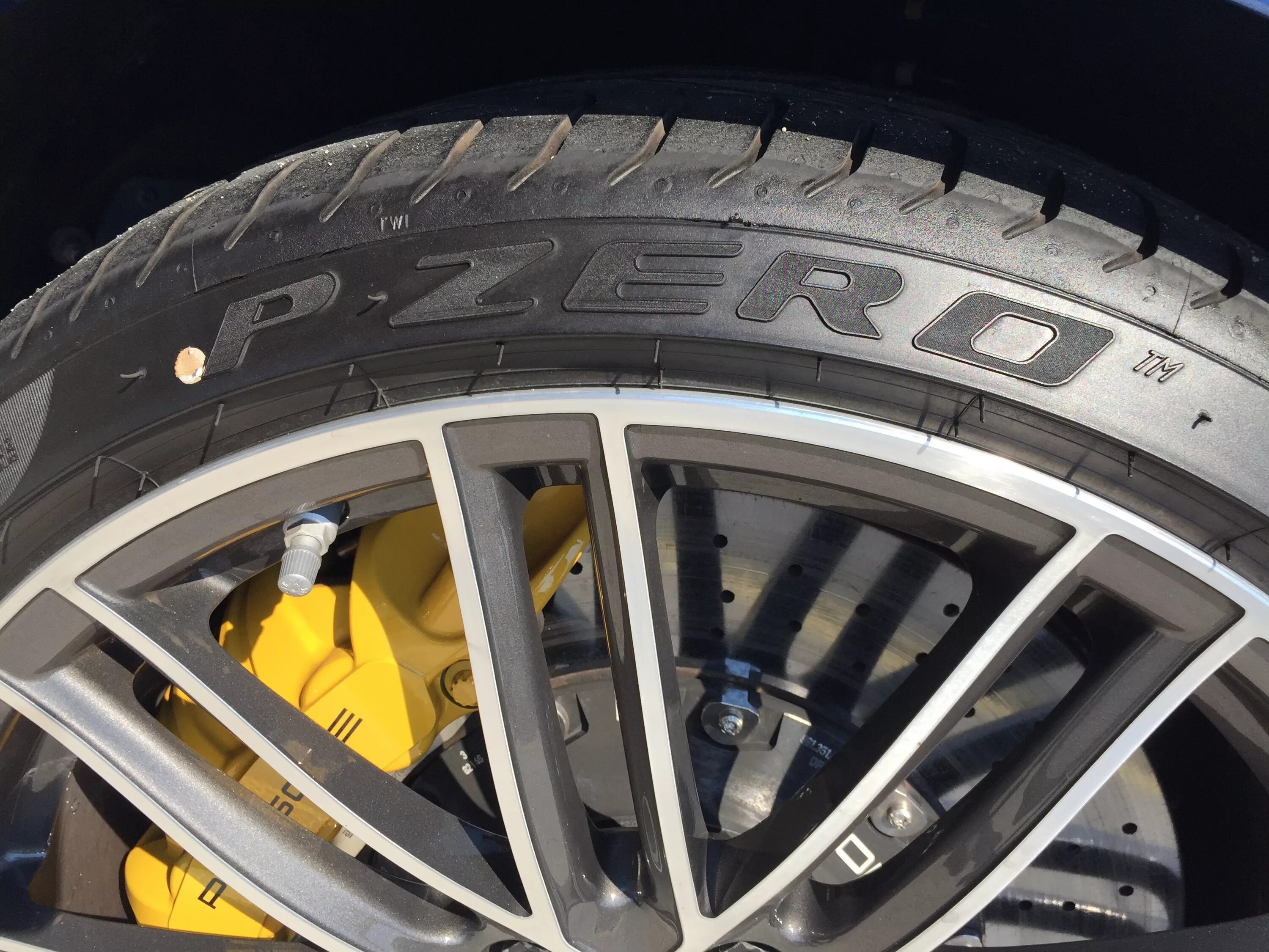 Колеса пирелли купить. 245/45r19 102y Pirelli PZERO. 245 40 19 Pirelli RUNFLAT. Пирелли р Зеро Ранфлет. Pirelli p Zero 245/40 r19.