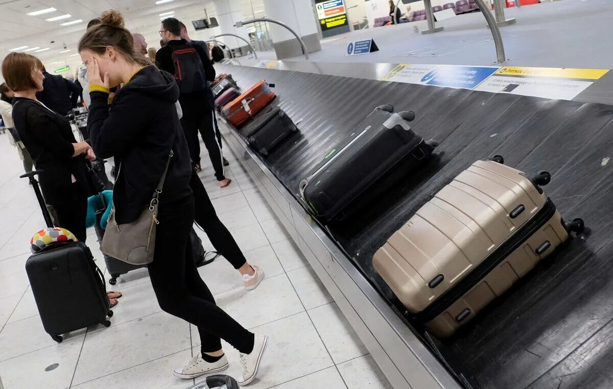 После 15 минут можно уходить. Утерянный багаж. Багаж в аэропорту. Чемодан в аэропорту. Кража багажа в аэропорту.
