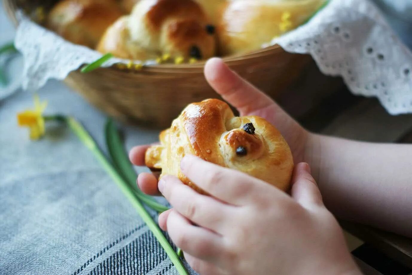 Кулики рецепт выпечка. Сороки Жаворонки печеные. Кулики Жаворонки. Жаворонки выпечка. Булочки в виде птичек.