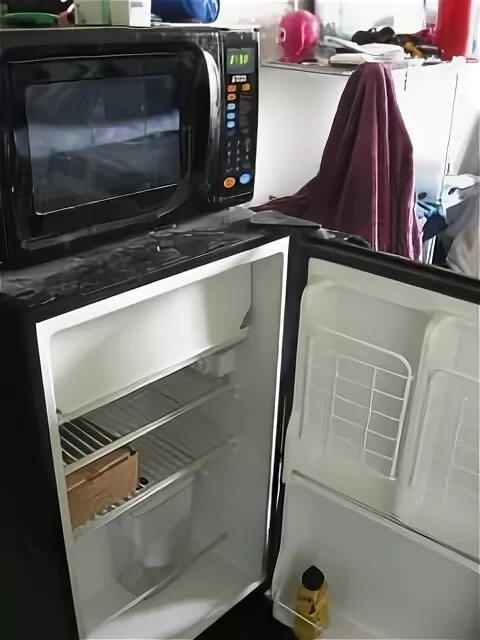 Микроволновка сверху холодильника. Микроволновая печь на холодильнике. Холодильник сверху микроволновая печь. Холодильник 150 см и микроволновка сверху.