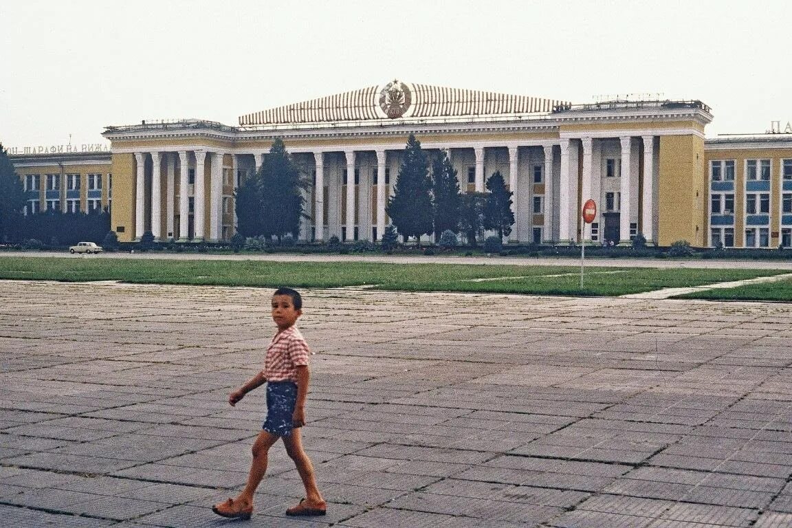 3 октября 1990. Ташкент в 1990 году. Ташкент до 1990 года,площадь Ленина. Ташкент Узбекистан СССР. Новое здание Сената в Ташкенте.