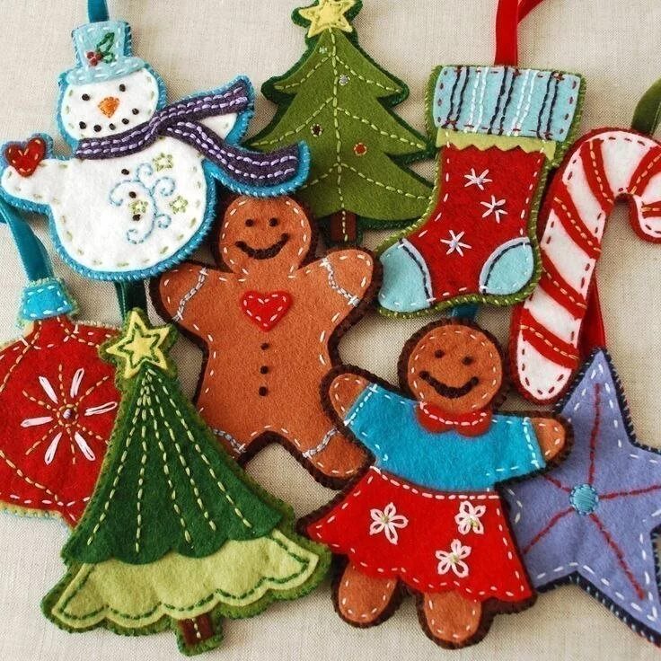 Идеи игрушек на новый год. Новогодние игрушки из фетра. елочные игрушки из футера. фетровые игрушки на елку. елочные грушки из фетра.