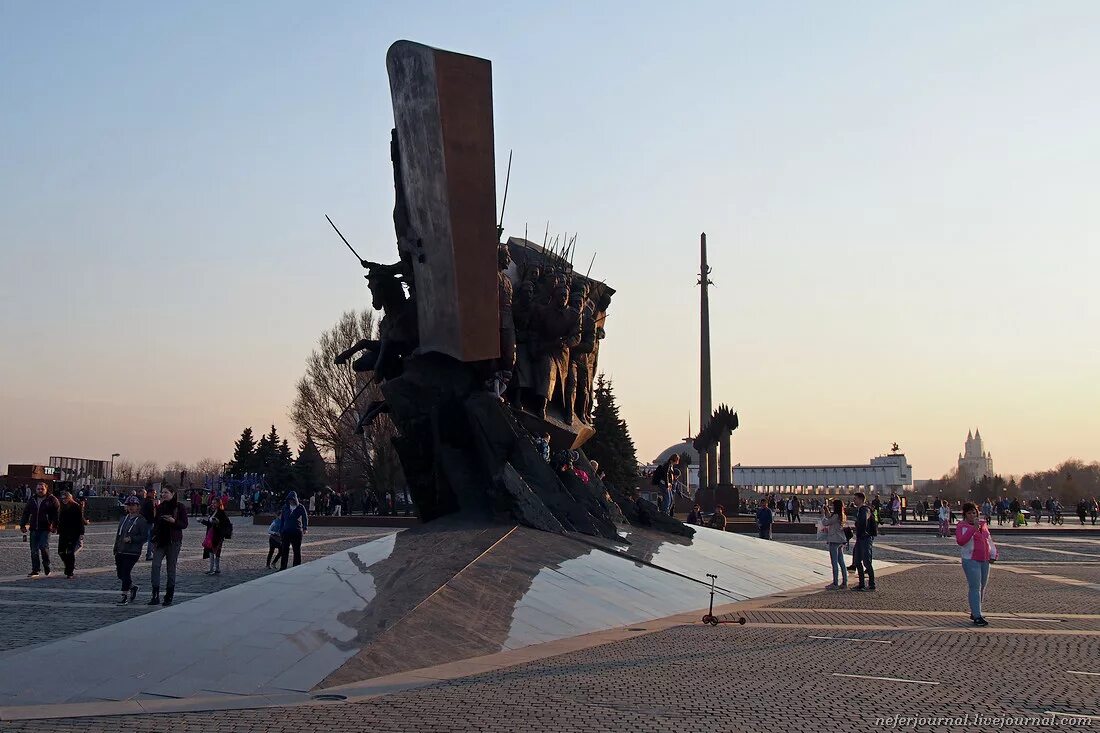 Памятник победы. Парк Победы монумент. Парк Победы Москва памятники. Памятники в парке Победы в Москве. Памятники парка Победы на Поклонной горе.