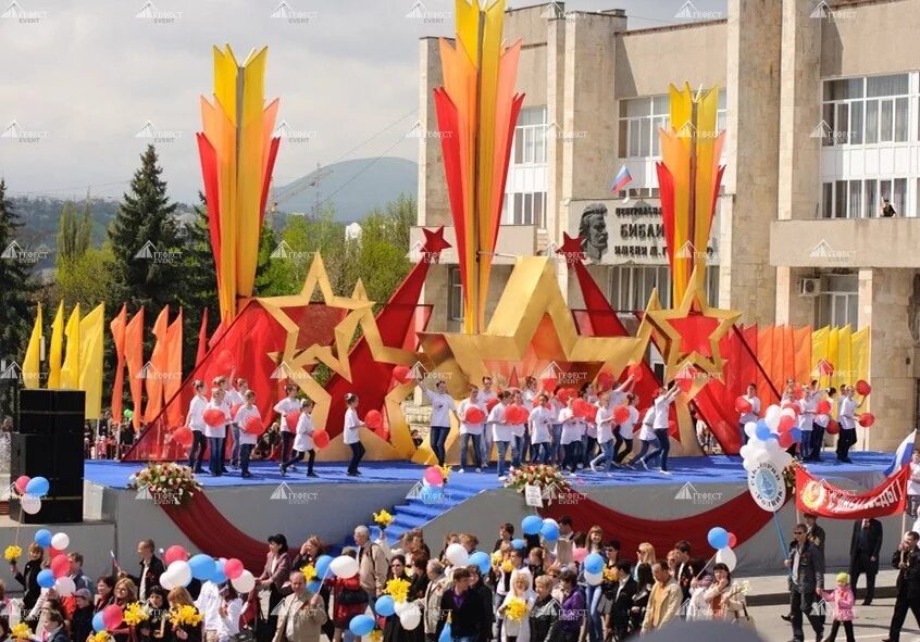 Сцена на 9 мая. Украшение города к празднику. День города украшения. День города декорации. Украшение города к Дню Победы.