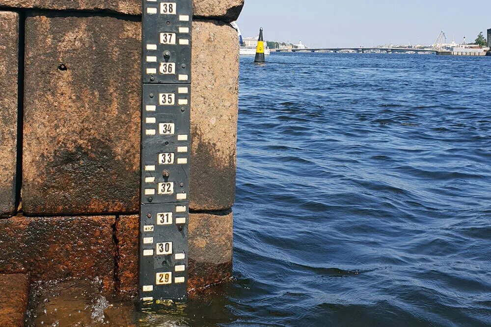 Медное уровень воды. Кронштадтский футшток рейка. Кронштадтский футшток Балтийского моря. Футшток в Кронштадте. Футшток у горного института.