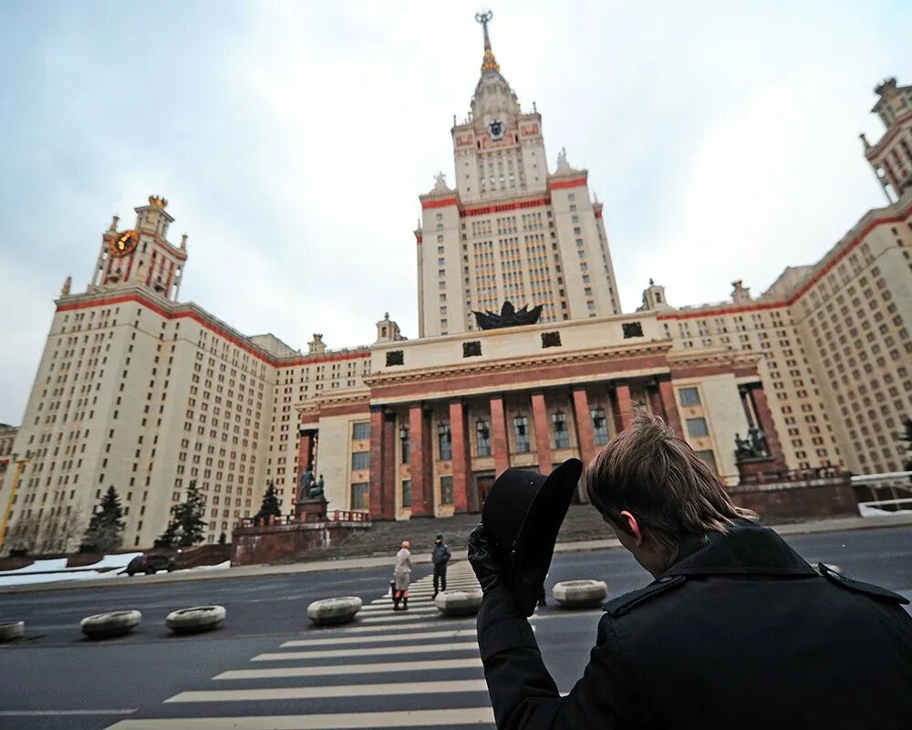 Мгу сколько человек. Кампус МГУ. Москва МГУ физфак. ФКИ МГУ здание.