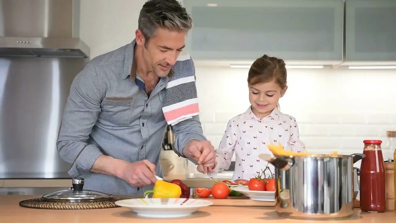 Dad a cook. Папа готовит. Отец на кухне. Папа готовит ужин. Папа готовит фрукты.