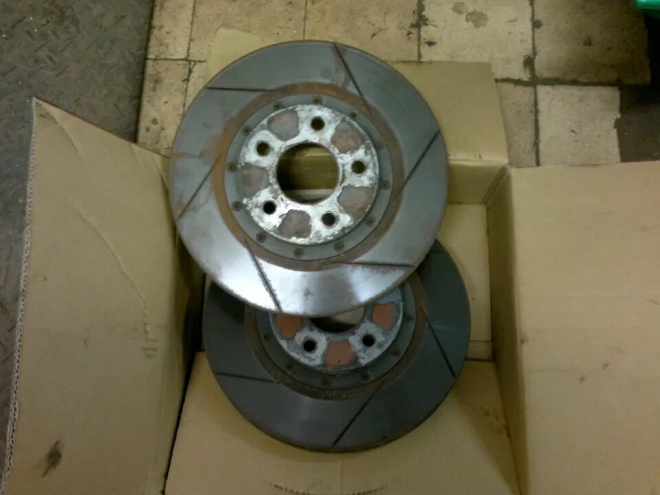 Передние тормозные диски hyundai tucson 2008. Тормозной диск рав 4 с перфорацией. Дром тормозные диски. Диски тормозные передние туксон 2008. Тормозные диски kia optima jf 2.