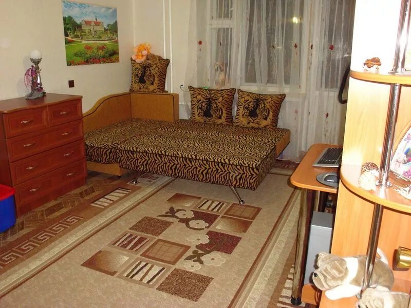 Уютная комната в общежитии. Мебель для маленькой спальни. Спальня в маленькой квартире. Маленькая уютная комната. Как сделать перестановку в маленькой комнате.