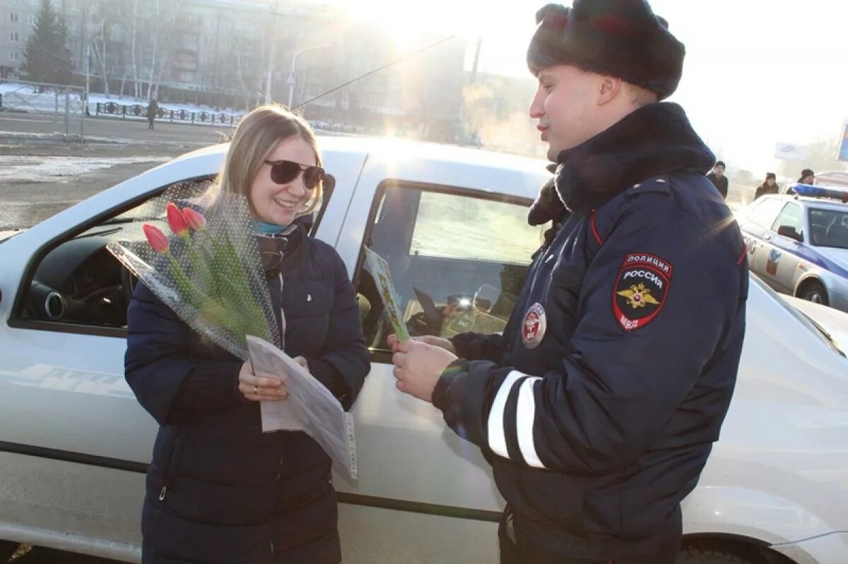 Инспектор ДПС Барнаул. Инспектор ГИБДД Барнаул. Инспектор ГАИ В Барнауле. Гибдд дарит цветы