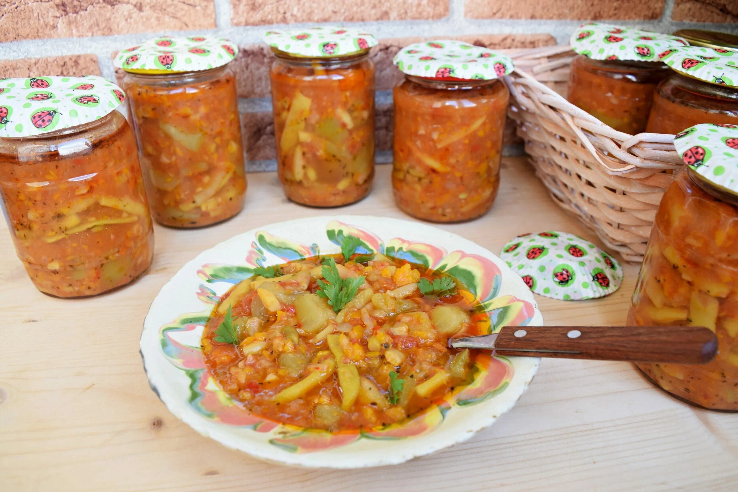 Стручковая фасоль с овощами на зиму. Салаты на зиму. закуска из кабачков на зиму. закрутки из кабачков. салат из спаржевой фасоли на зиму.