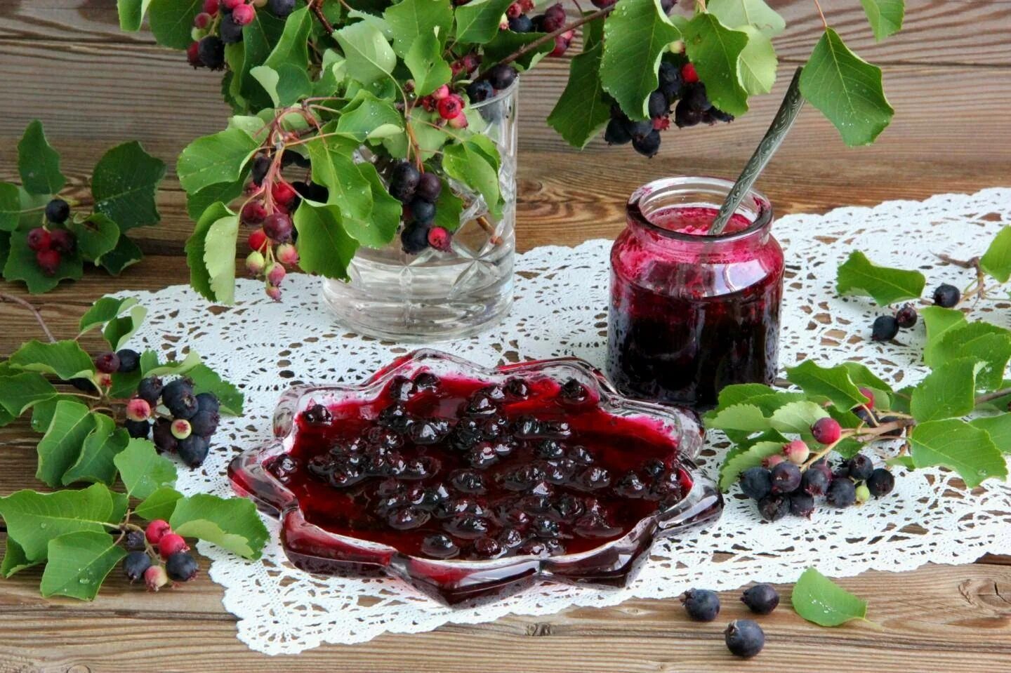 Вкусные рецепты из смородины на зиму. Ирга варенье из ирги. ирга ягода варенье. варенье из ирги и смородины. винная ягода.