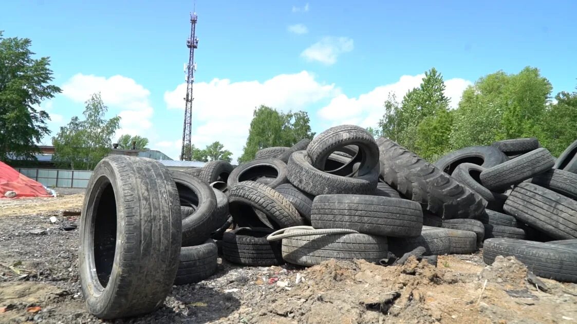 Украшение дворов из шин. Дизайн из гранулированной резины во дворах жилых домов. Двор шин новосибирск. Покрышки желто зеленые во дворе. Старые шины.