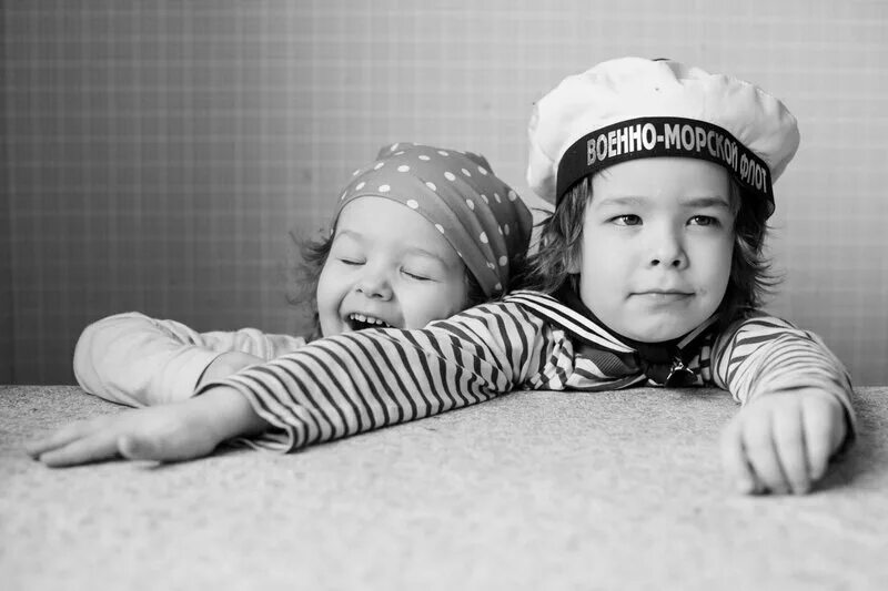 Близнецы дети. 2 ребенка замышляют. Близнецы мальчики. 2 ребёнка девочки это была. Два друга мальчика.