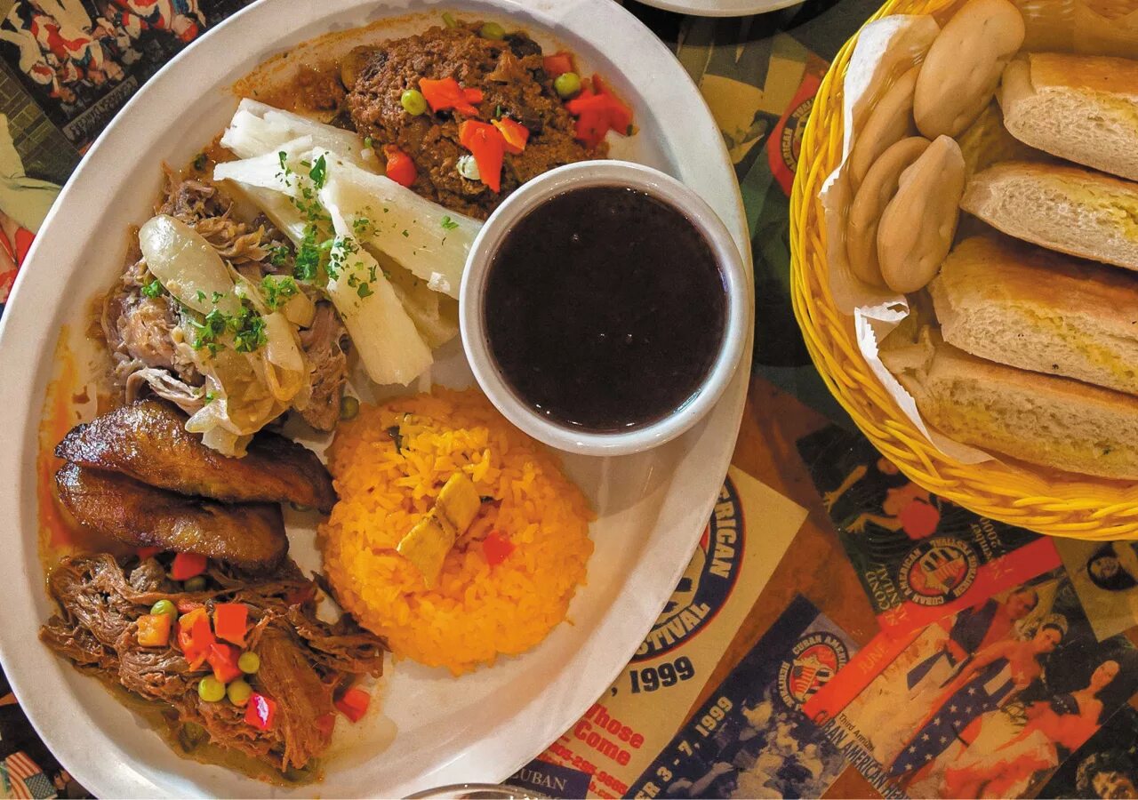 Куба лангусты. Кубинская еда. Что едят на кубе. Кубинская кухня лангуст. Кубинские блюда.