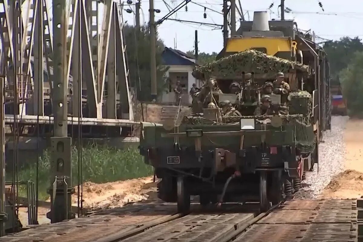 Бронепоезд енисей. Железнодорожные войска рф бронепоезд. бронепоезд волга. бронепоезд россии 2025. бронепоезд вс рф на украине.
