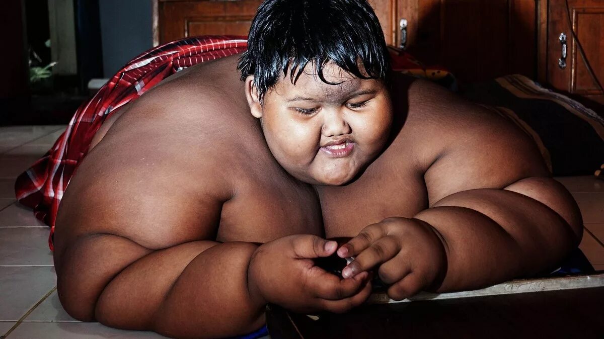 Арья Пермана самый толстый человек в мире. Самый толстый мальчик Арья Пермана.