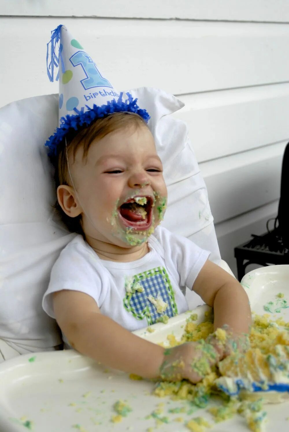 Девушка лицом в торт штырь. Ребенок ест тортик. Малыш ест торт.