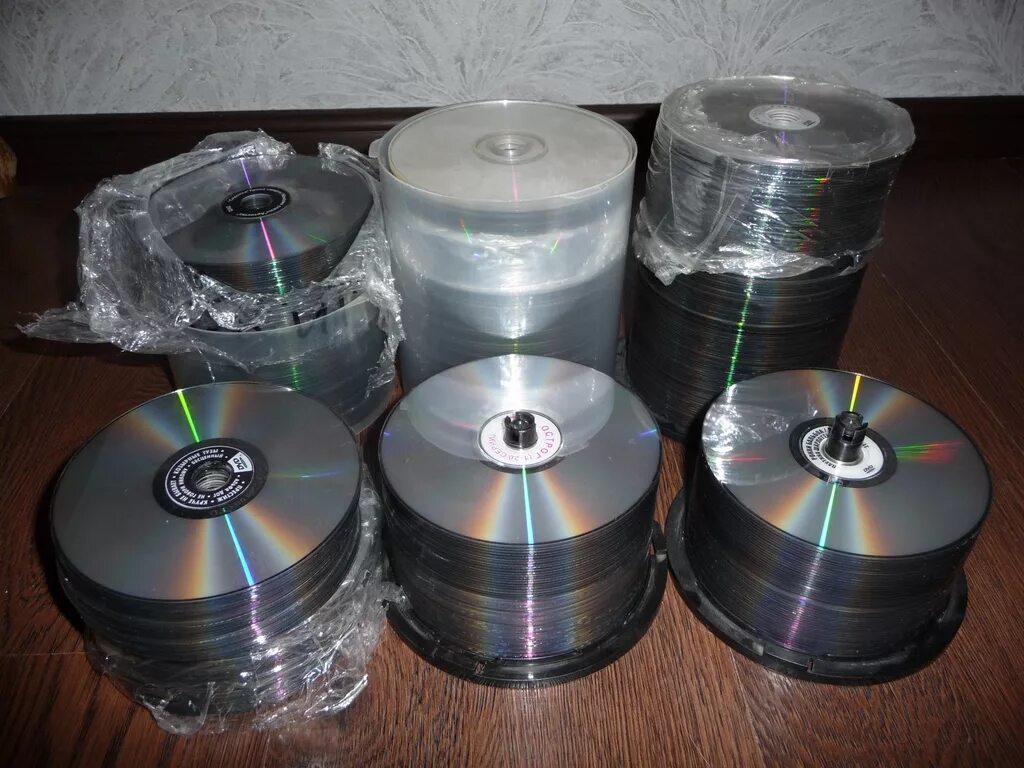 Компакт диски с фильмами. DVD диск. СД диск. Много дисков.