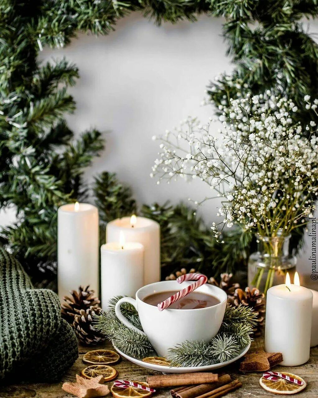 Воскресный уютный. Новогоднее утро. Доброе Воскресное зимнее утро. Уютные веточки. Кофе и цветы на снегу.