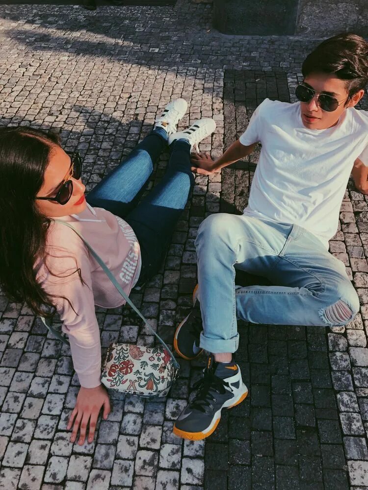 Брат и сестра обнимаются. Парень и девушка друзья эстетика. Девушка с братом. Франклин миллер и его девушка. Сестрой девушкой братом друзьями.