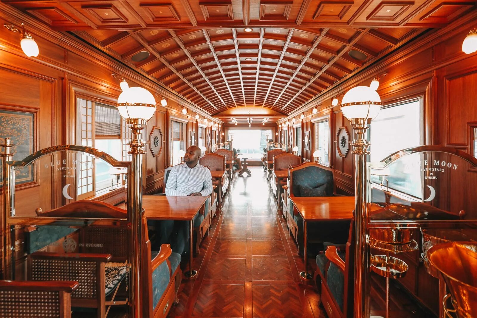 Семь поезд. Seven Stars Kyushu. Kyushu Seven Stars Train. Семь звезд на Кюсю. Поезд 7 звезд Кюсю.