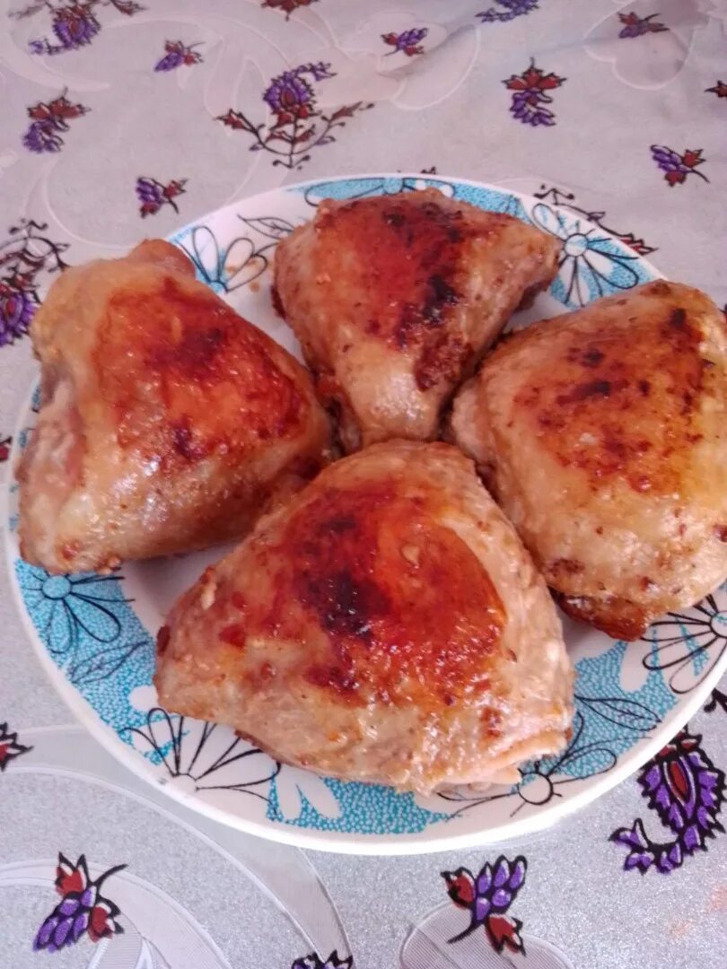 Как быстро пожарить куриные бедра. Жареные куриные бедра на сковороде. куриные бёдрышки на сковороде. бедро куриное жареное. куриные бедра с сыром на сковороде.