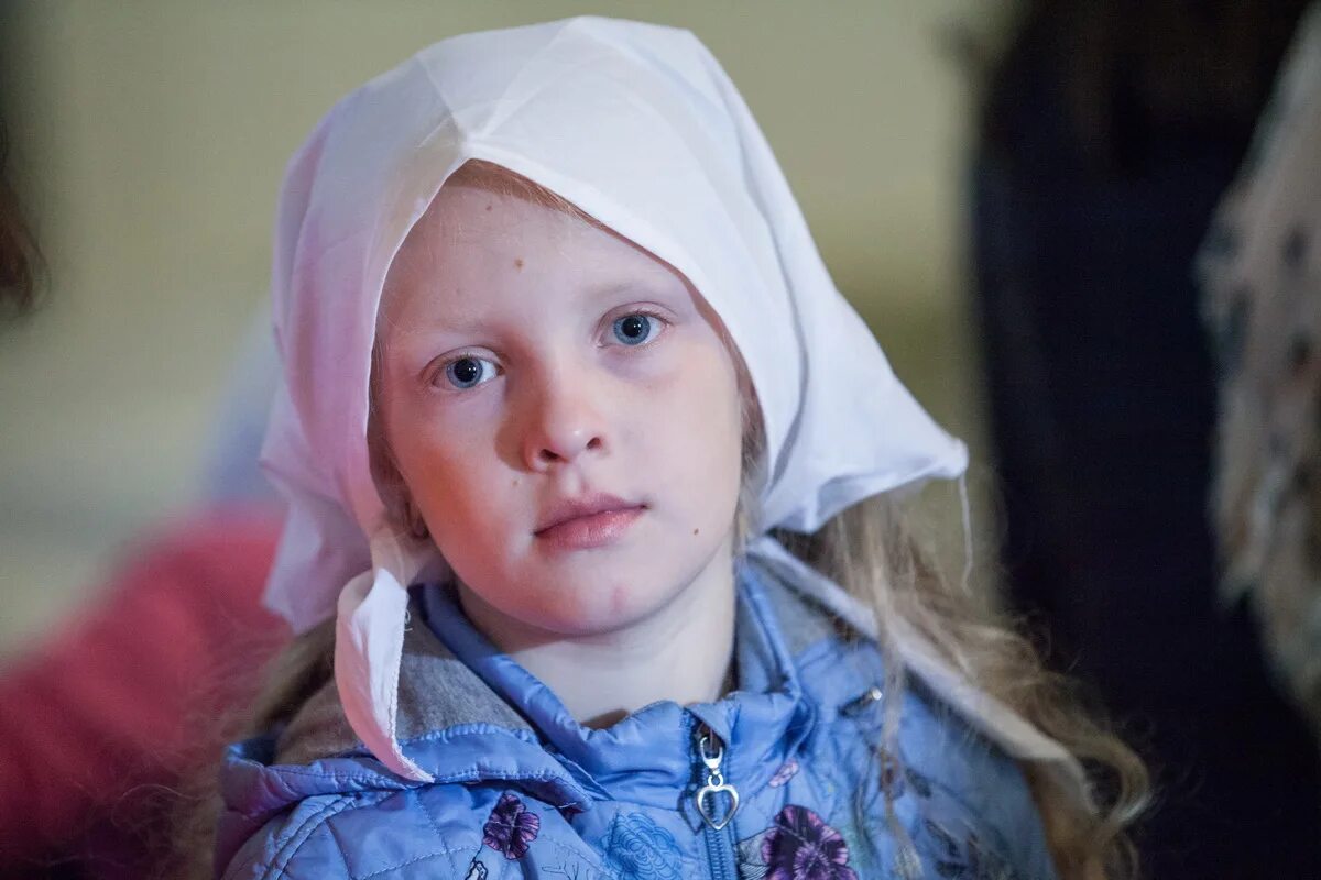 Подарок для семьи. Обнимает ребенка. Совершенные детьми. Совершенный ребенок. Дети шоппинг.