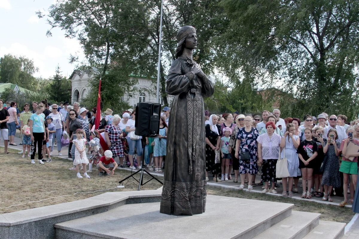 Скульптура Аленки в Нововоронеже. Новый памятник Аленке в Нововоронеже. Статуя Аленушки в Нововоронеже. Статуя алёнка в Нововоронеже.