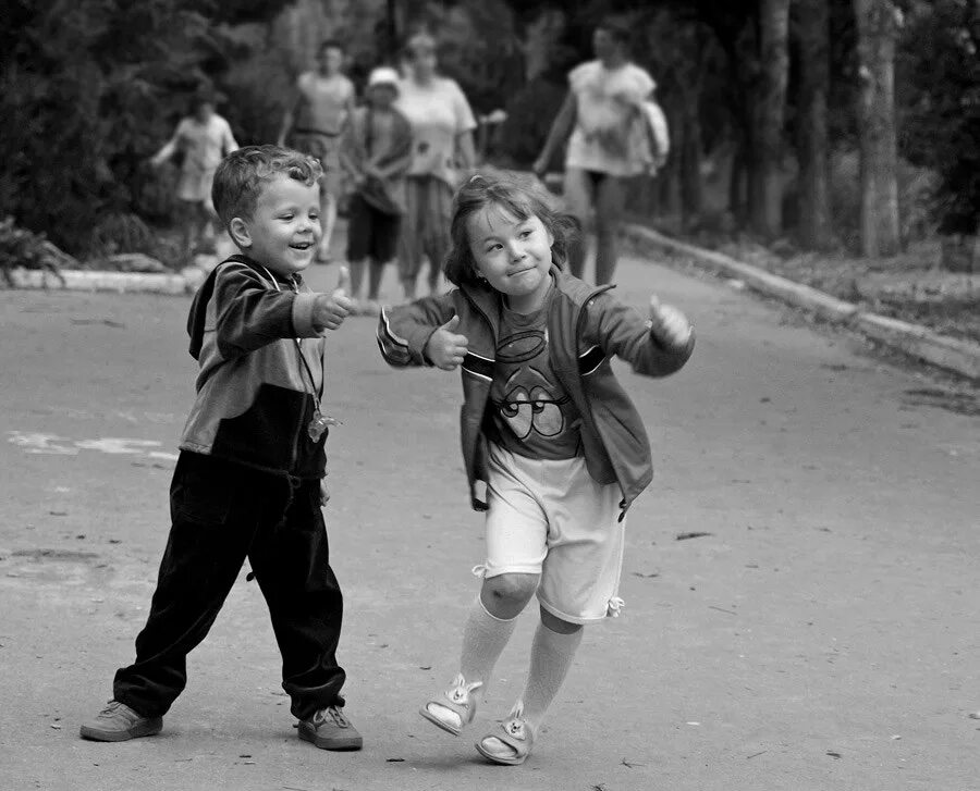 Советское детство. Счастливое советское детство. Советские дети во дворе. Дети играют во дворе. Мужики играют в салки
