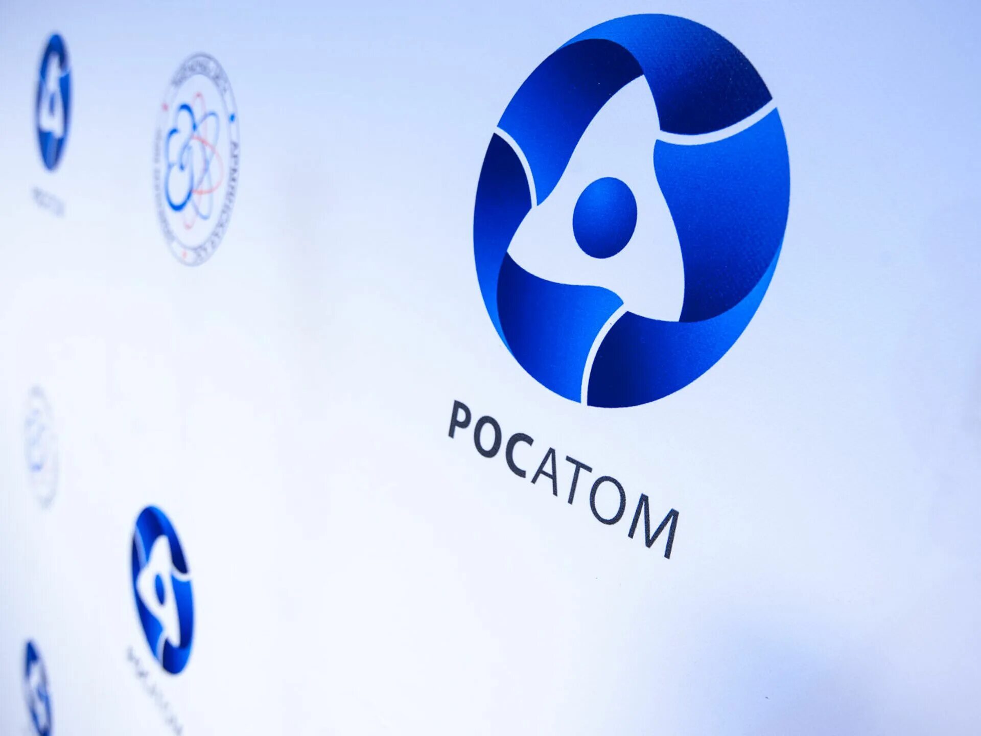 Росатом на прозрачном фоне. Росатом картинки. Цвет росатом. Росатом здание. Значок росатома.