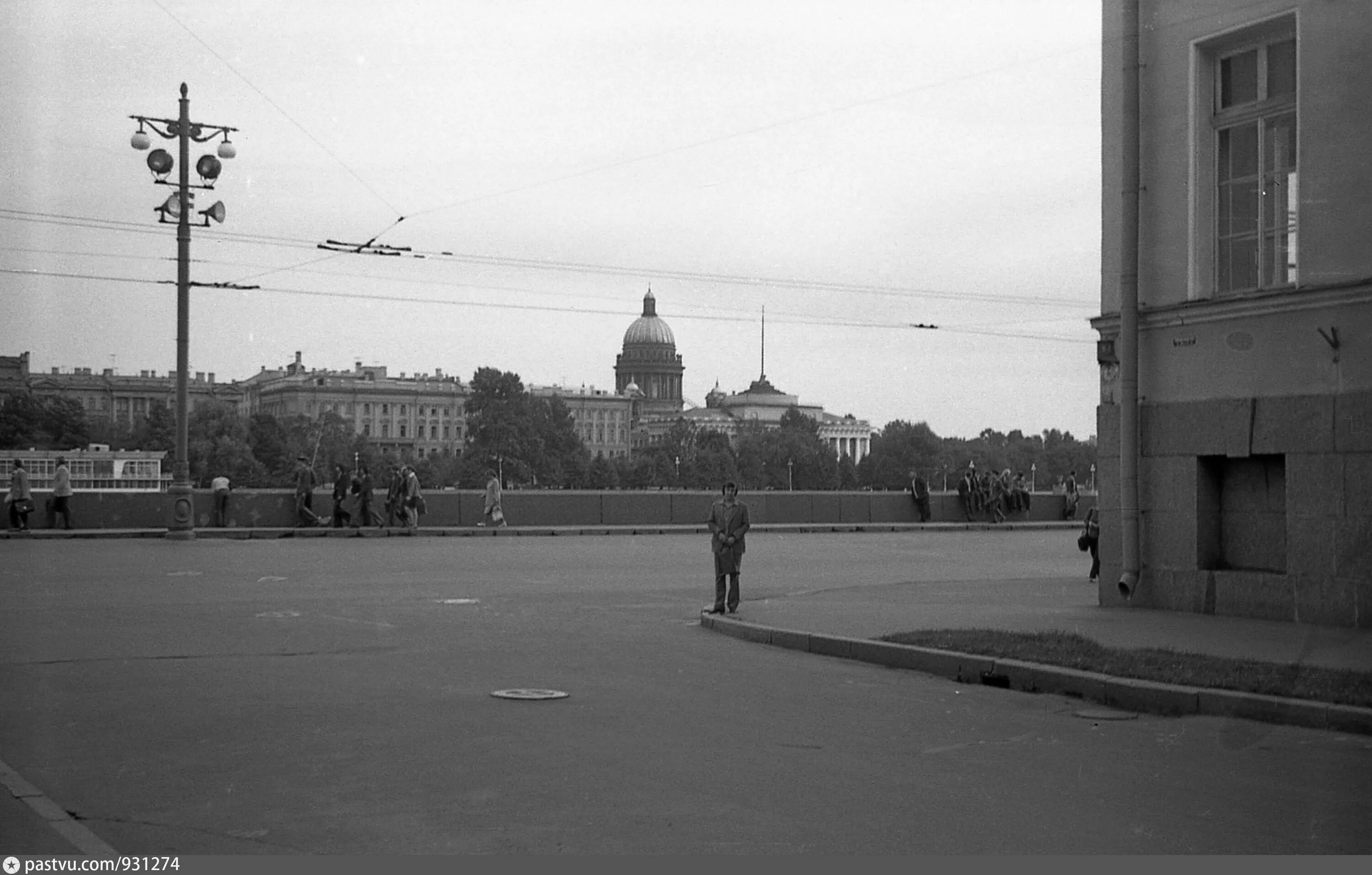 Ленинград 1977. Ленинград Васильевский остров 1977 год фото. Ленинград 1977 год фото. Горьковская Ленинград 1977 год. Университетская набережная индекс