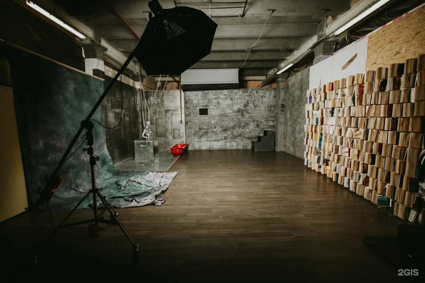 Студия спб фотостудия. Fotostudia спб темные залы. bird фотостудия санкт-петербург. фотостудия берд спб московские ворота. фотостудия спб темный зал.