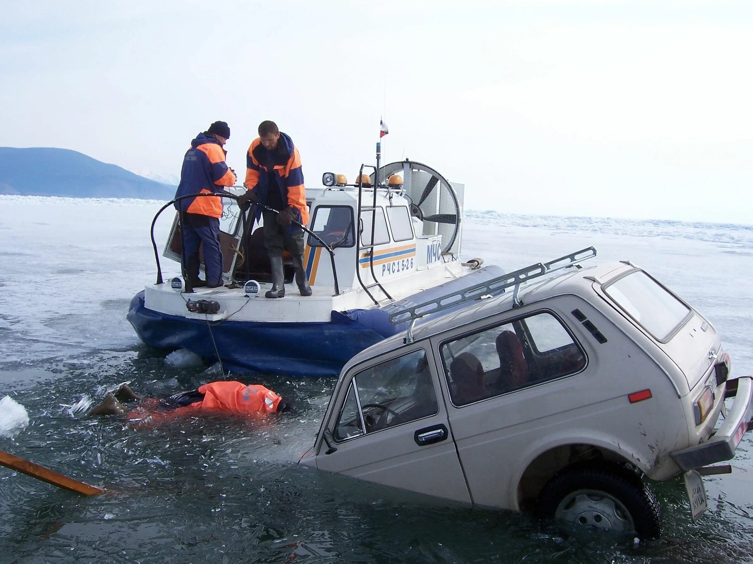 На Байкале утонула машина. Машина провалилась под лед на Байкале. Утопленные машины в Байкале. Дно Байкала машины.
