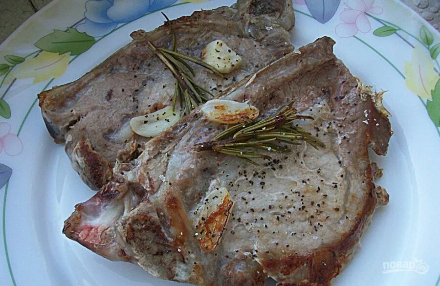 Стейк на сливочном масле с чесноком и розмарином. Стейк с розмарином. Стейк "чураско эль гаучо". Стейк рибай с розмарином. Стейк с розмарином рецепт.