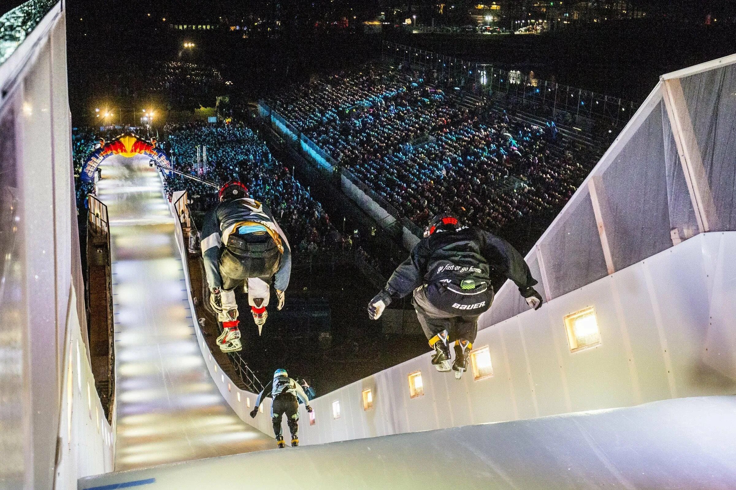 Спуск на коньках. Айс кросс даунхилл. Айс кросс даунхилл. Red bull ice cross. Скоростной спуск на коньках.