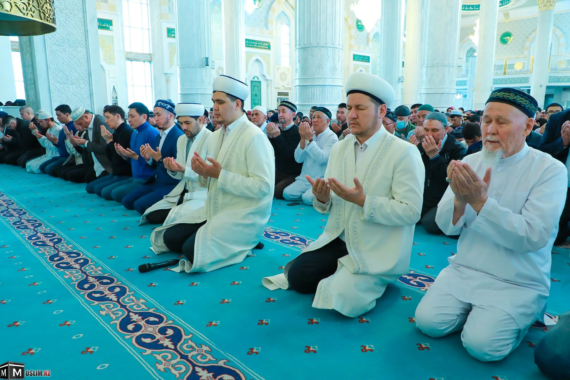 Хазрет имам. Мечеть Хазрет Хизри. Намаз в мечети Вечерний. Айт намаз 2024