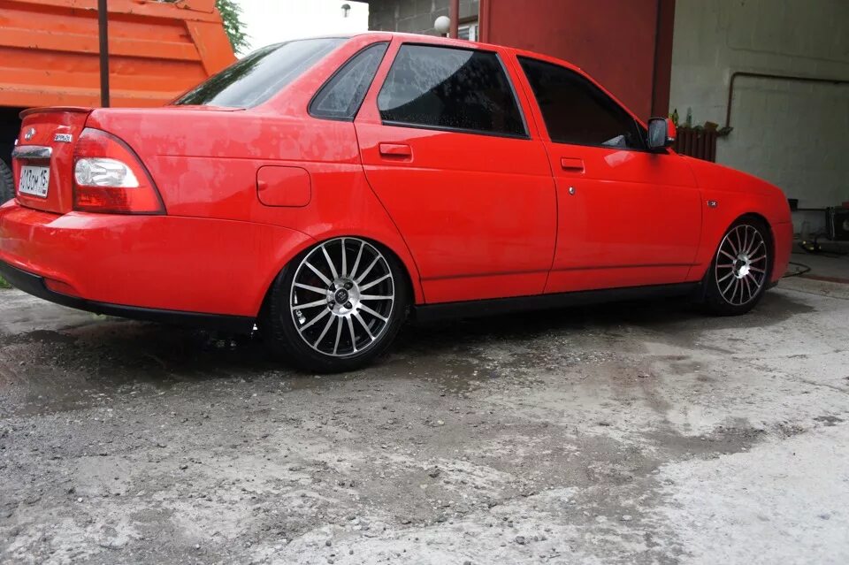 Диски спорт на приору. Диски спорт на приору. Приора r16 спорт. Приора r16 спорт. Диски лада спорт r16 на приоре.