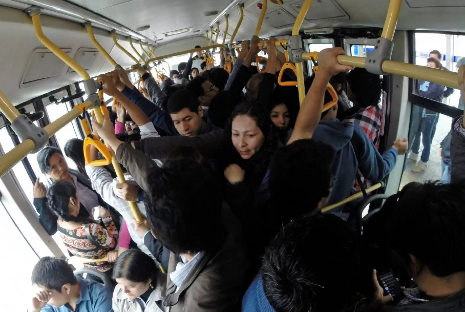 Автобус толпа девушка. Переполненный автобус в индии. Летний лагерь толпа у автобуса. Crowded bus. Crowded bus.