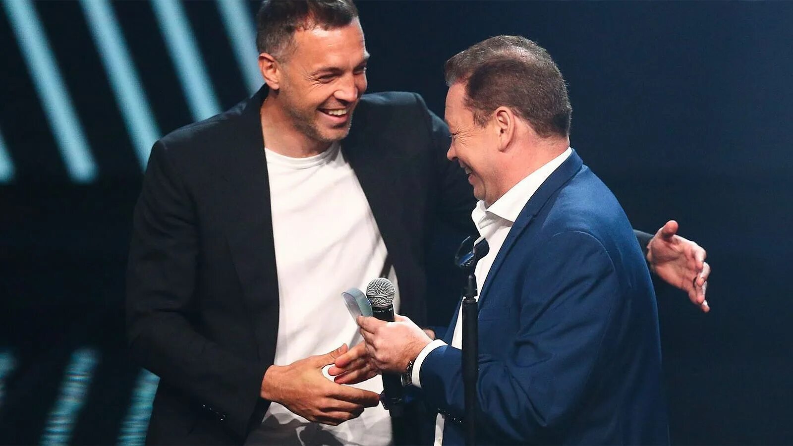 Слуцкий шоу на ютуб. Слуцкий леонид викторович плюшки. Слуцкий шоу на ютуб. Кепки дзюбы и харламова на шоу ох. Ведущий программы плюшки.