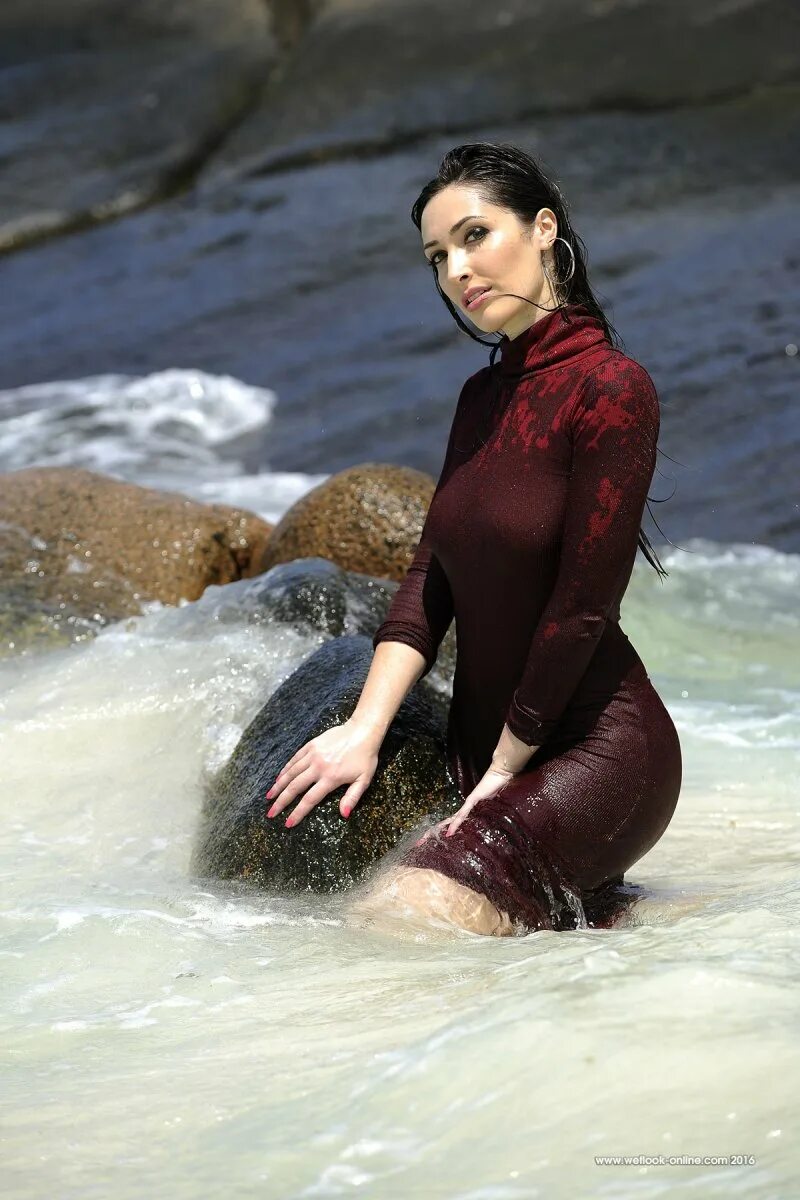 Купание в одежде wetlook. Анджела финоккьяро wetlook. девушки купаются в одежде. девушка плавает в одежде. девушка в мокром платье.